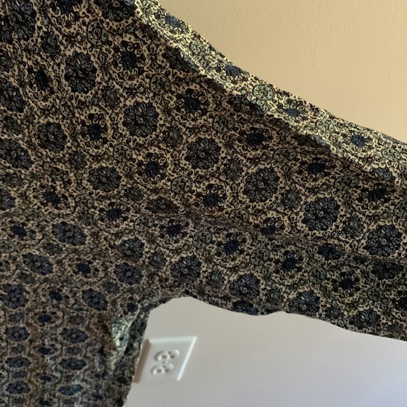 Pretty blue patterned blouse size 2X. Rayon so not stretchy. Wear to work or out - Picture 3 of 6